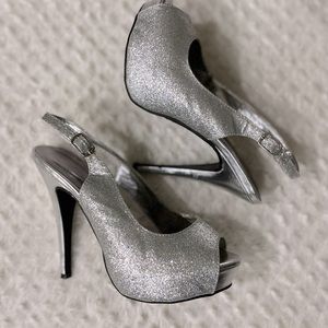 Michaelangelo Vice silver glitter peep slingback, Size 7